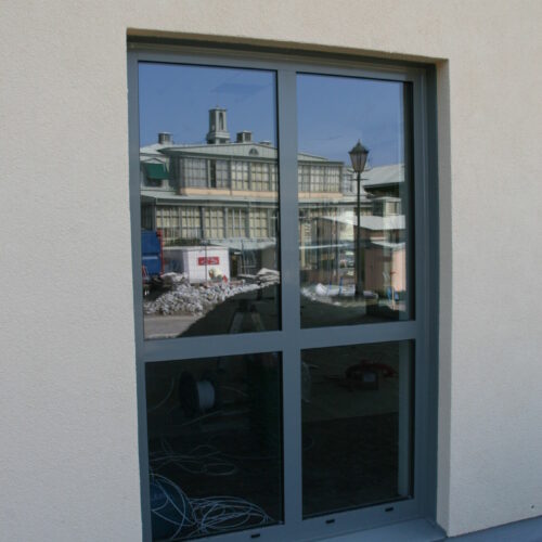 Aluminiumfönster i marknivå med grön kulör på kurorten i Varberg