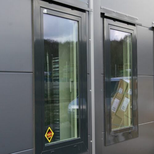 Öppningsbara svarta aluminiumfönster i lagerbyggnad