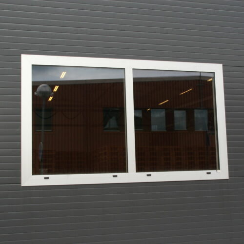 Fast aluminiumfönster i standardvit. Med spröjs för att dela av glaset