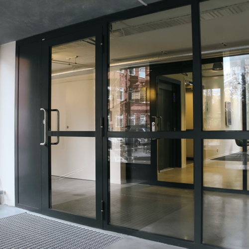 Svart ståldörr lackerad, ingång till byggnad