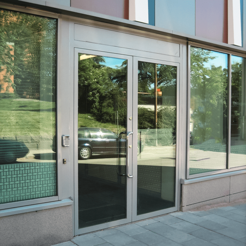 Stålpartier förstärkta, entré till kontorsbyggnad. Stålpartier för ljusa lokaler.